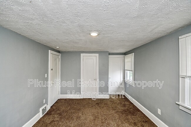 Building Photo - 2912 Grove Pl SW