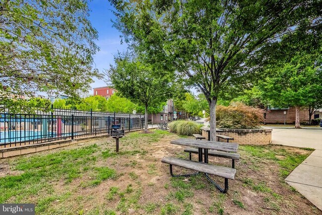 Building Photo - 4550 Longfellow St