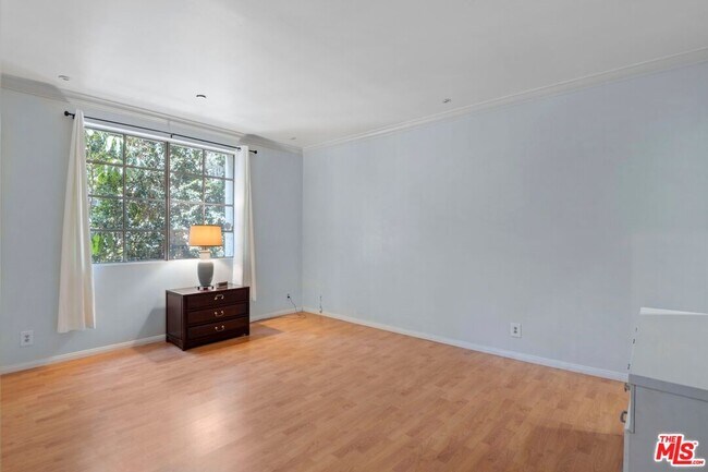Building Photo - 1375 Kelton Ave