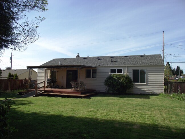 Building Photo - Three Bedroom Rambler in the North End!