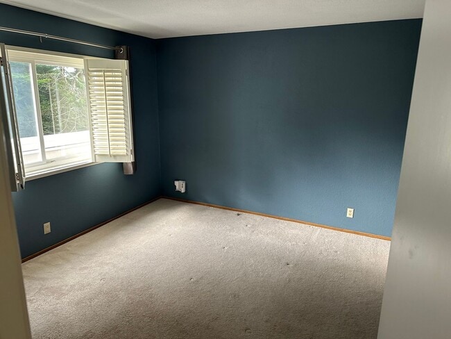 Building Photo - Amazing 2BR/2BA Townhome w/ Parking, In-Un...