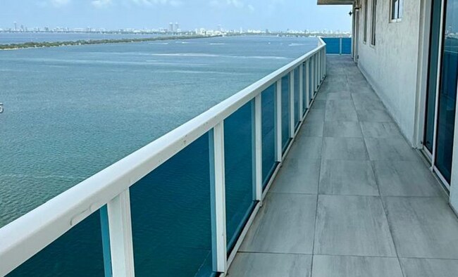 Building Photo - 700 NE 25th St