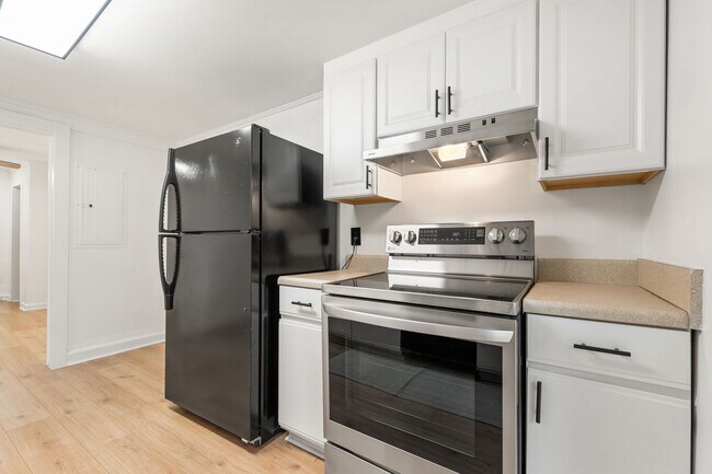 Building Photo - 3be/2ba Premium House Round the Corner fro...
