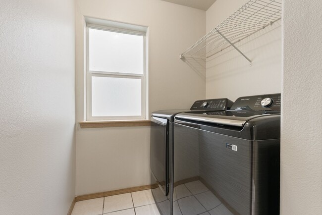 Building Photo - Beautiful Renovated 4b/2.5 bath home - SE Portland