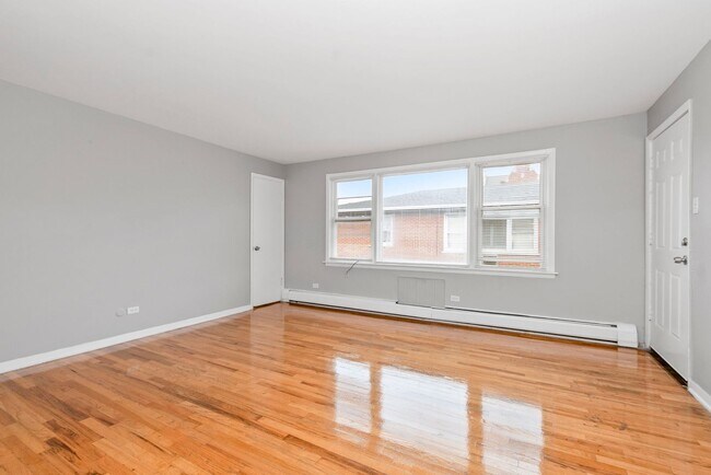 Interior Photo - 7900-06 S Wabash