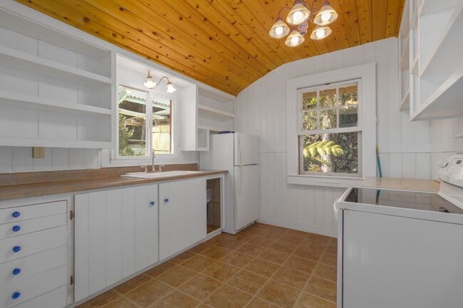 Building Photo - Charming 2 Bedroom / 1 Bath Cottage in Cool Volcano