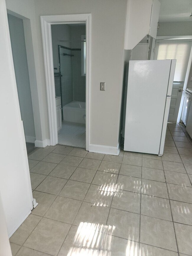 Building Photo - Charming 3 Bedroom 1 Bath