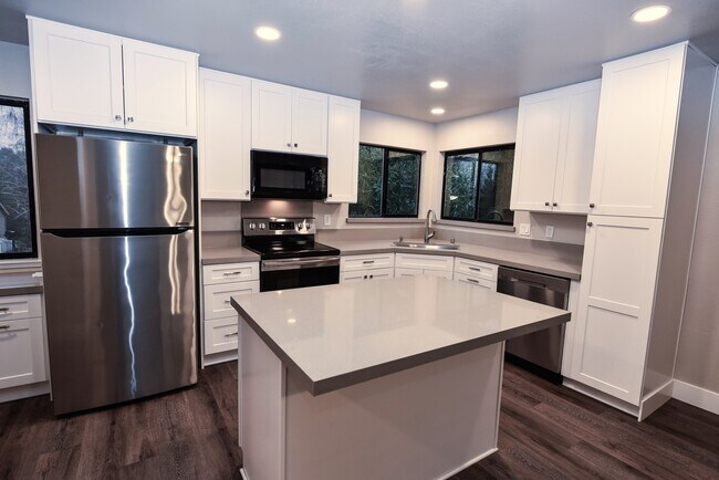 Building Photo - 2455 Knollwood Dr