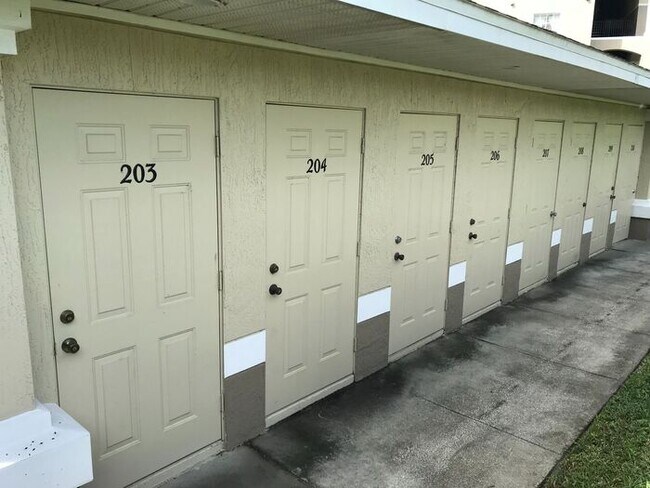 Building Photo - Must-See 3 Bedroom / 2 Bathroom Condo in B...