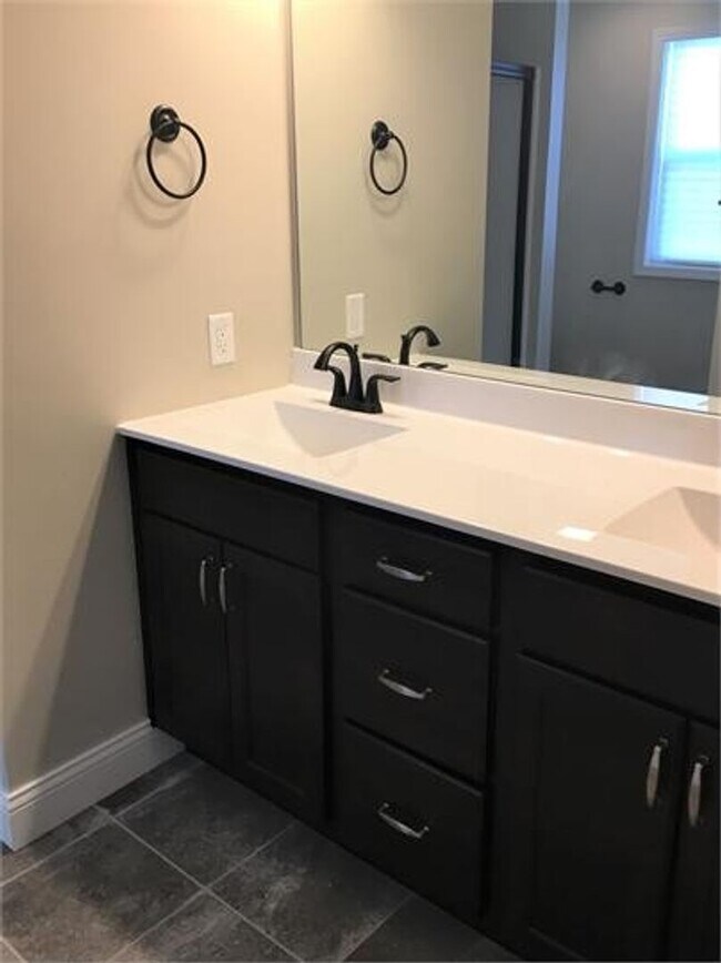 Building Photo - 3-bedroom Townhome Available for July!