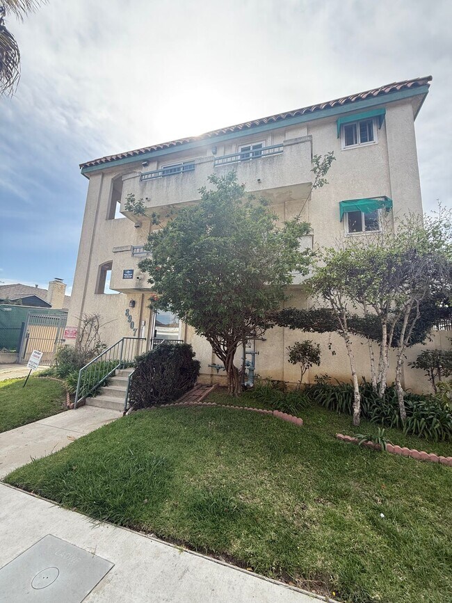 Building Photo - r8907