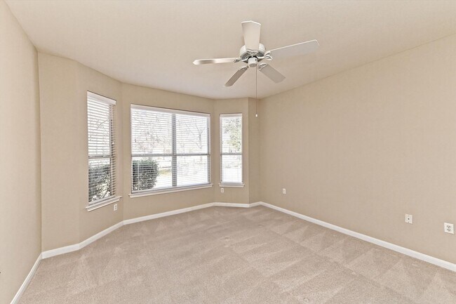 Building Photo - 117 Larkspur Ln