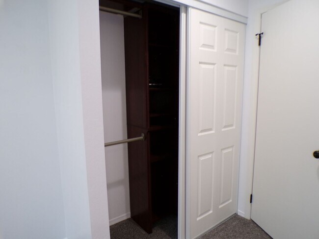 Building Photo - Updated 2 Bed 2.5 Bath Townhome!