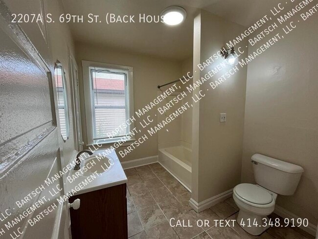 Building Photo - 2207 S 69th St