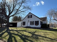 Building Photo - Beautifully updated single family home wit...