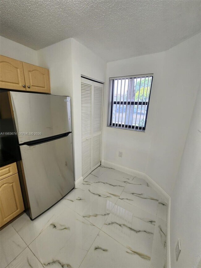 Building Photo - 9845 Nob Hill Ct