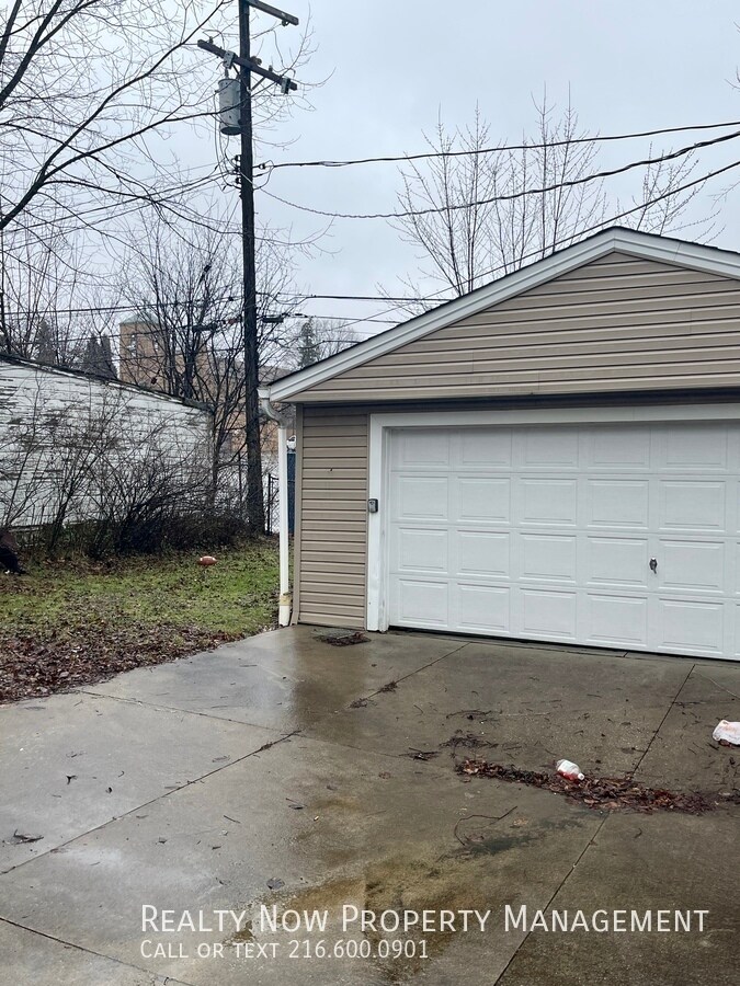 Building Photo - 5333 Hollywood Ave