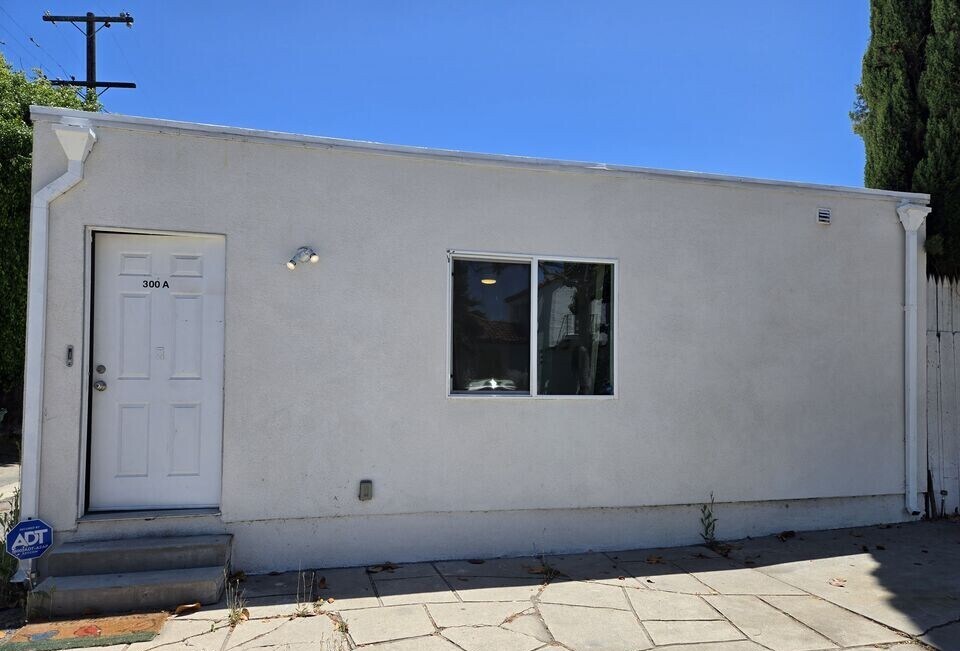 Building Photo - 300 S La Peer Dr