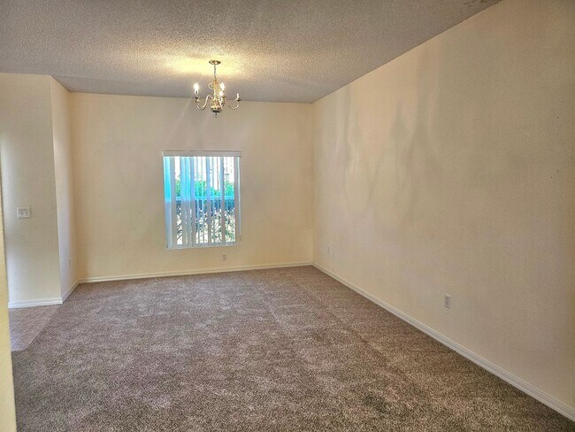 Building Photo - Newly renovated 3 bed, 2 bath home located minutes from Palm Coast dining, shopping, and the beach