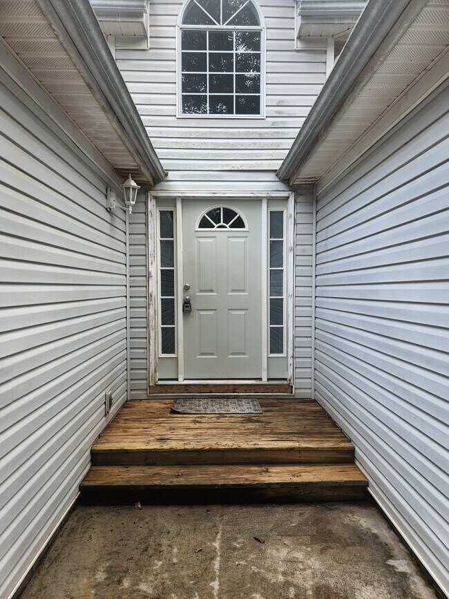 Main entry - 922 Sweetwater Way