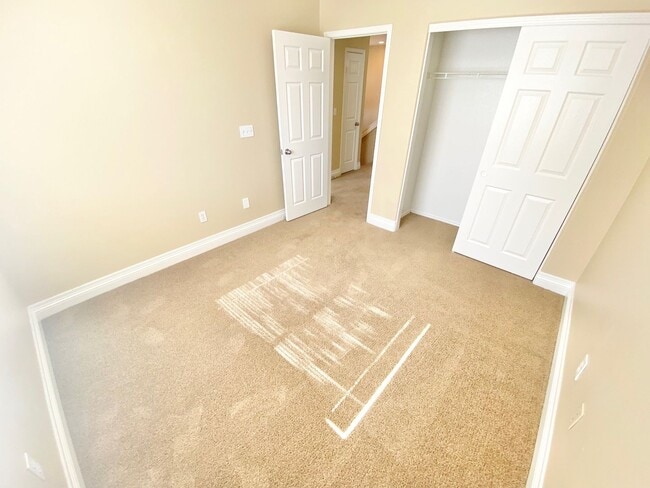 Building Photo - BEAUTIFUL 3 BEDROOM 2.5 BATHROOM 2 CAR GAR...