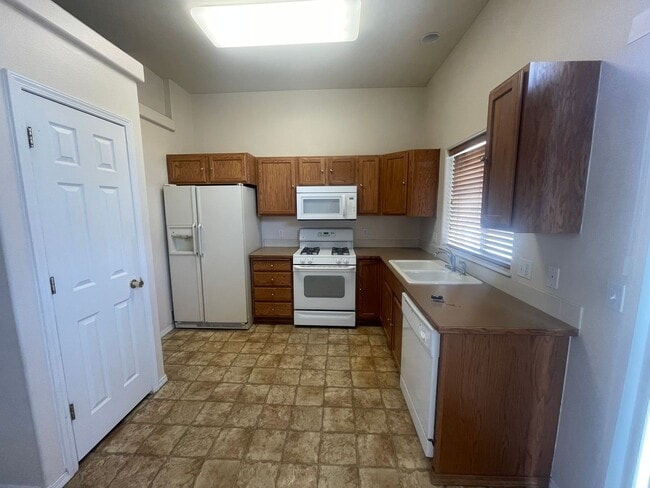 Building Photo - Sunshine Meadow 3 Bed/2 Bath Rancher