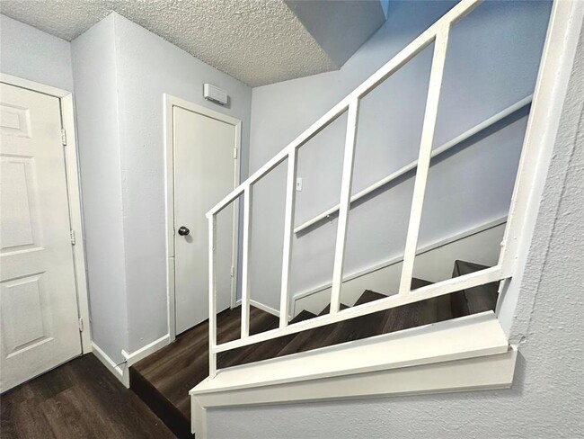 Building Photo - 3822 Southway Dr