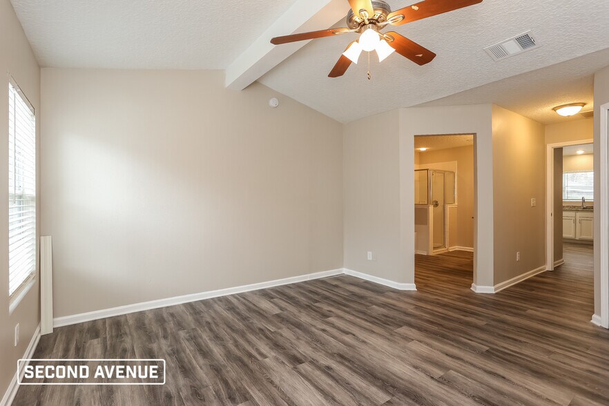 Building Photo - 10659 Sandy Oaks Dr