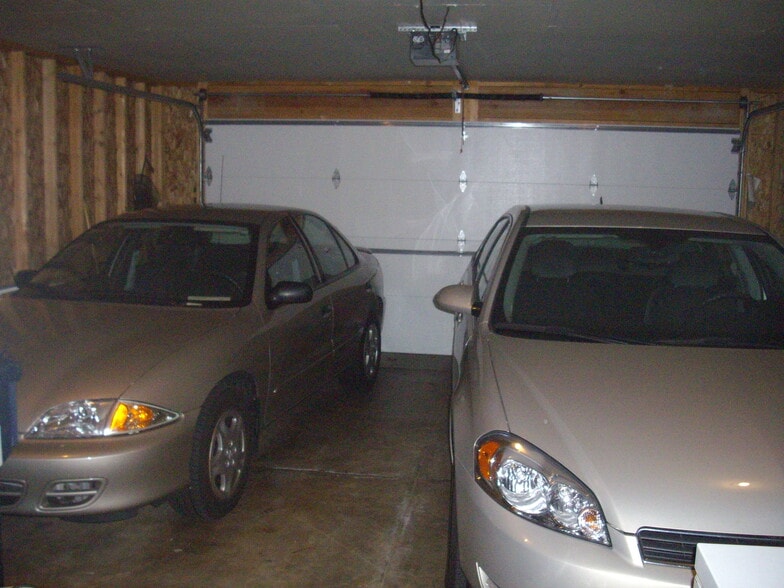 2 car garage - 3563 E Meadows Pl