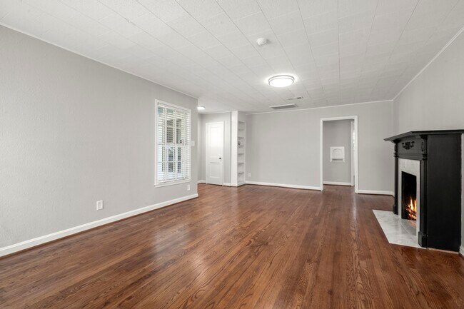 Building Photo - 6438 Pinehurst Dr