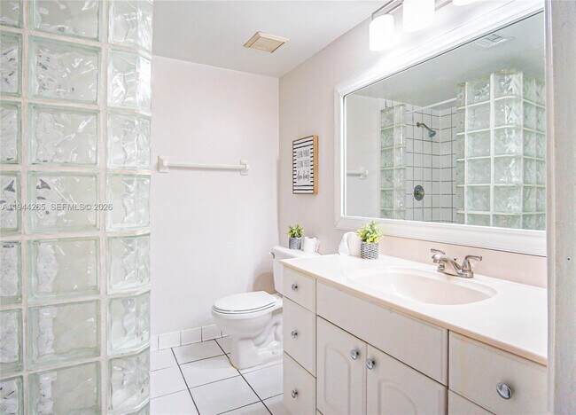 Building Photo - 606 Gardens Dr