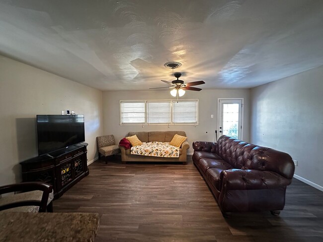 Building Photo - Three bedroom in central Lubbock