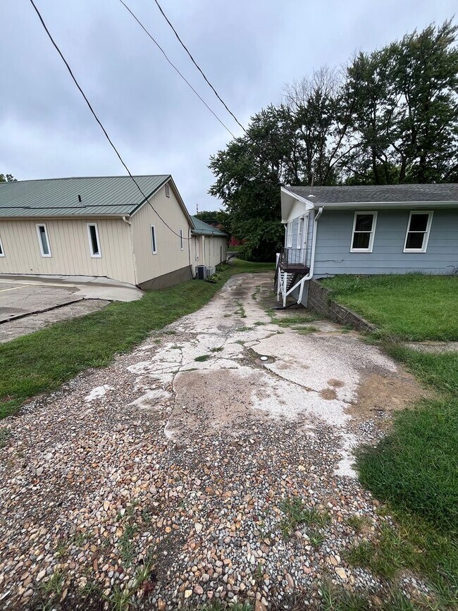 Building Photo - 2018 Sun Valley Rd
