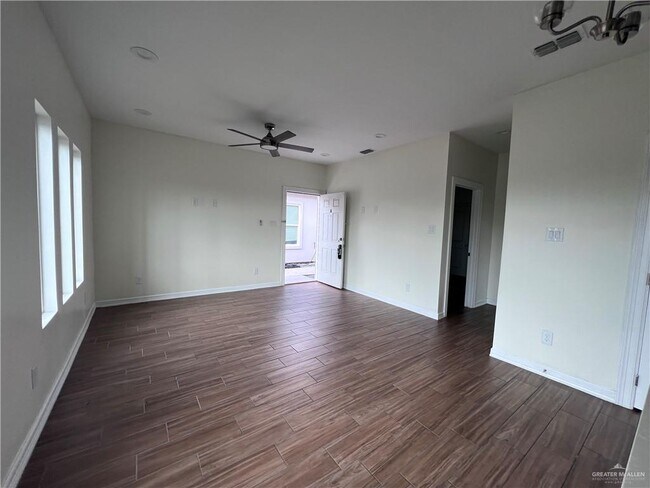 Building Photo - 15 Clarence Dr