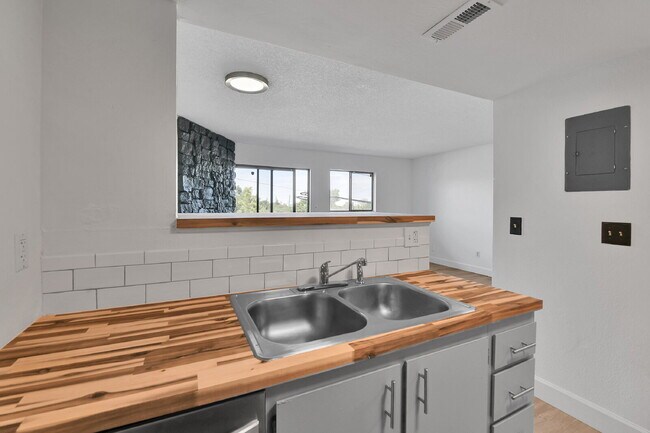 Building Photo - $1,095.00, Studio and 1 bath located in De...