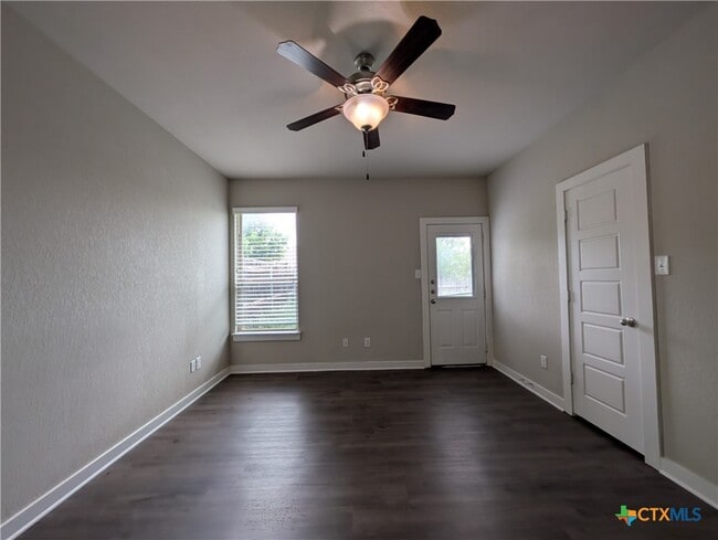 Building Photo - 506 Creekside Frst