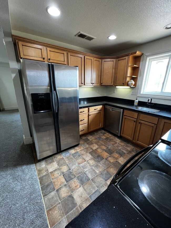 Building Photo - Nice two bedroom two bath home away from t...