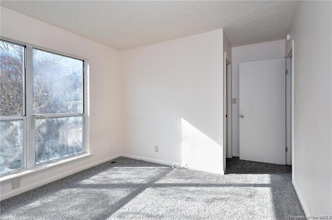 Building Photo - 4043 Midlands Rd