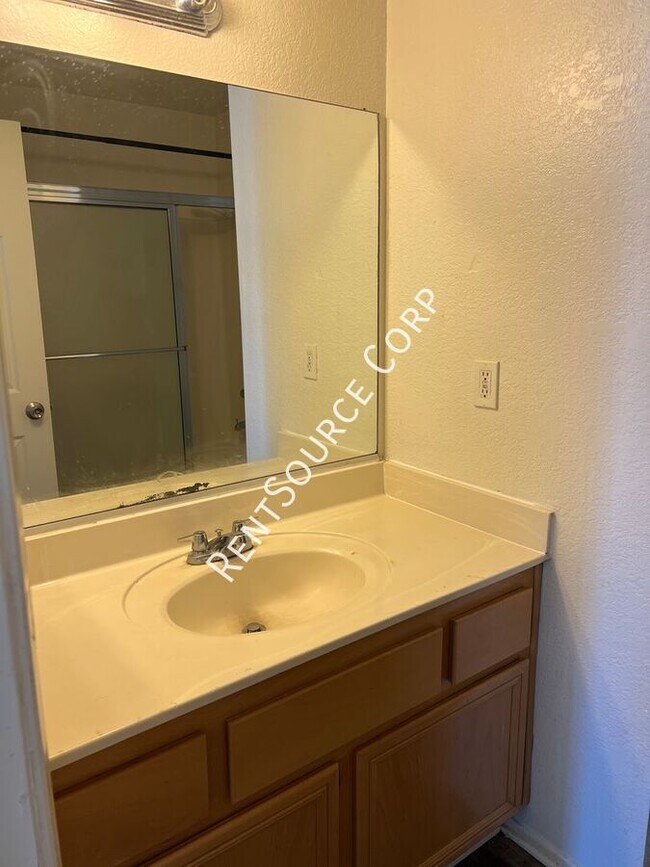 Building Photo - 15582 L St