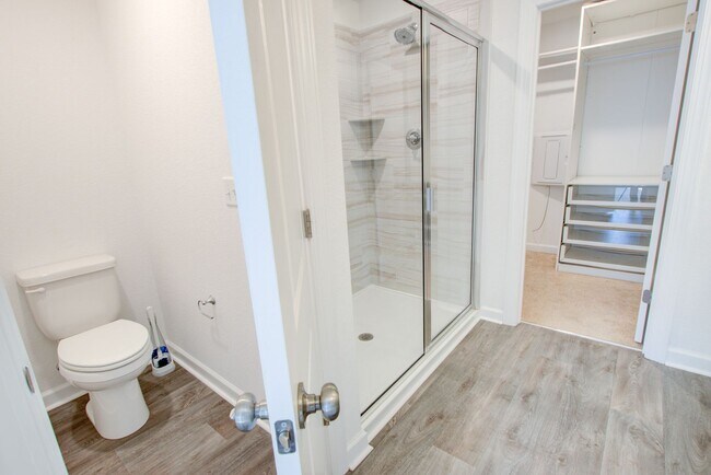 Building Photo - Like New End Unit Condo, 3 Bed 2.5 Bath