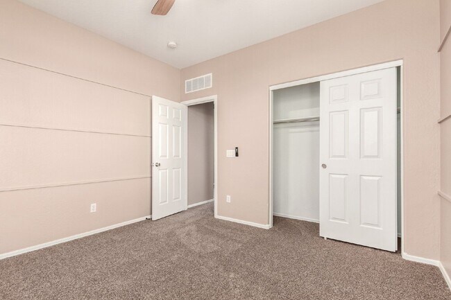 Building Photo - 15204 W Westview Dr