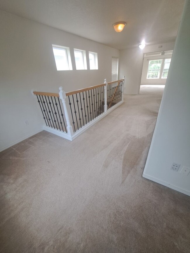 Building Photo - 3 Bedroom A/C Pet Friendly - Hillsboro