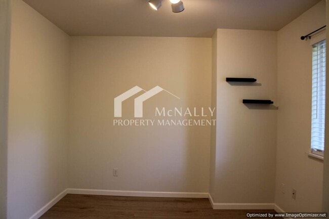 Building Photo - 2 Bedroom, 1.5 Bathroom Townhouse in Port ...