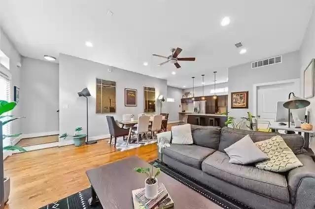 Building Photo - 5711 Ross Ave
