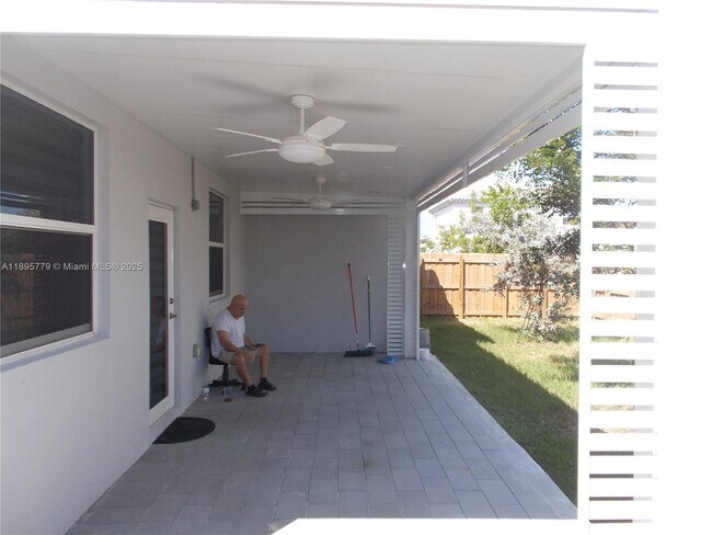 Building Photo - 879 SE 26th Ter