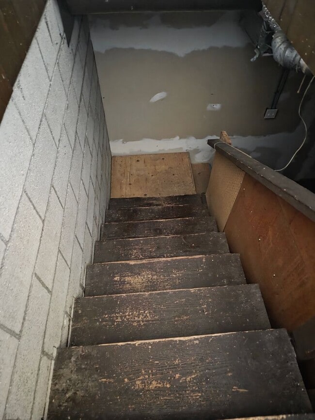 Building Photo - Very nice duplex 2 bedroom 1 bathroom