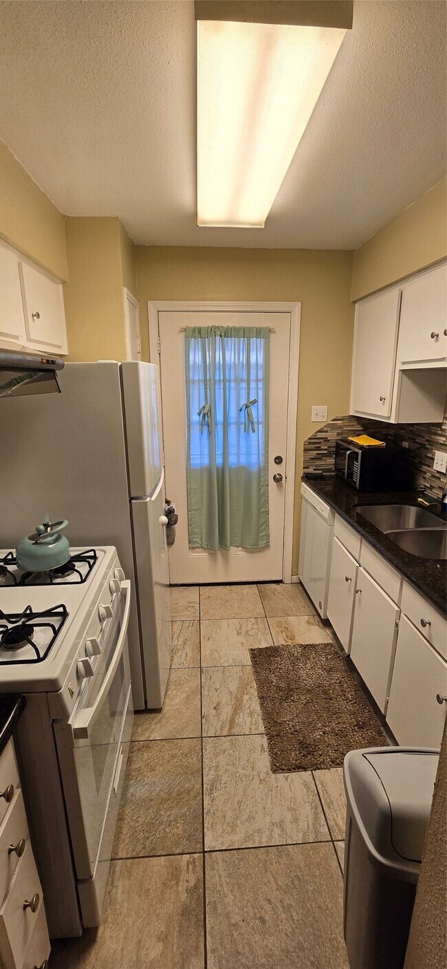 Building Photo - 7918 Prestwood Dr