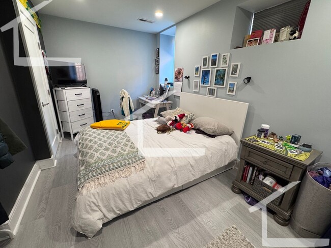 Building Photo - Spacious Brookline 3BR/2Bath!! Newly Renov...