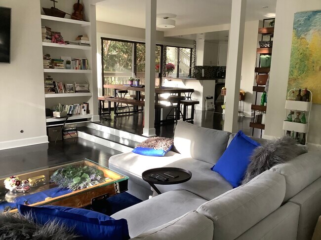 Living room & dining - 9 Madrona