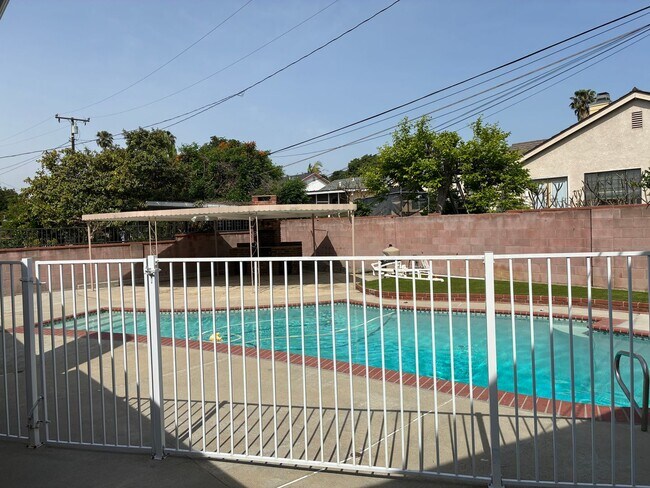 Building Photo - Beautiful 4 bed 3 bathroom